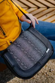 listonoszka-skorzana-she-414-czarna-waz