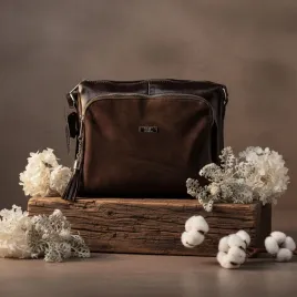 zamszowa-listonoszka-ze-skory-naturalnej-she-689-czekolada