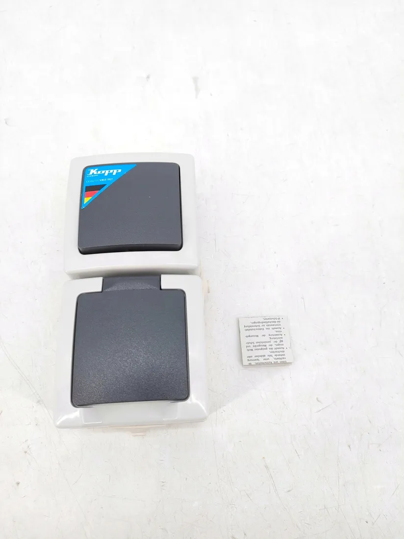 gniazdo-elektryczne-scienne-kopp-szary-g1