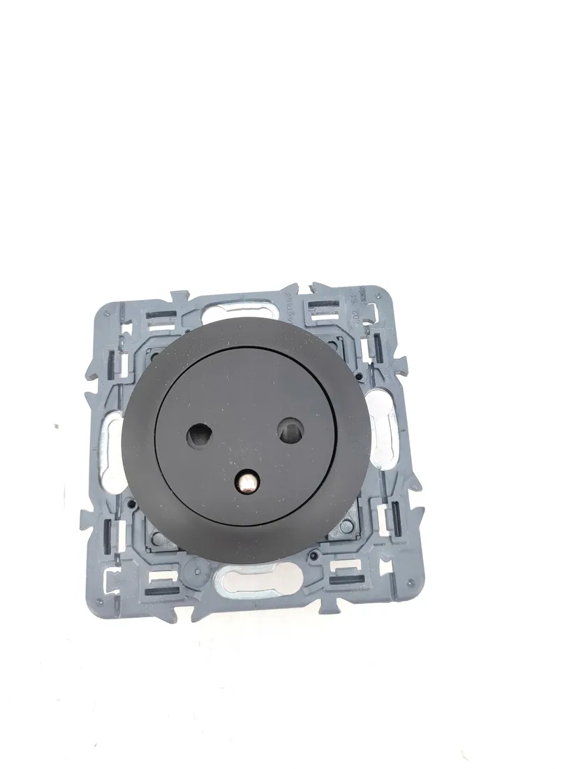 gniazdo-elektryczne-scienne-legrand-czarny