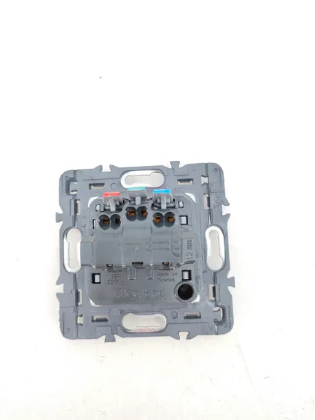 gniazdo-elektryczne-scienne-legrand-czarny-liczba-gniazdek-1-szt