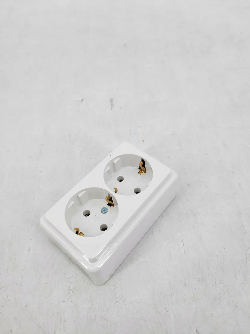 gniazdo-elektryczne-scienne-kopp-bialy
