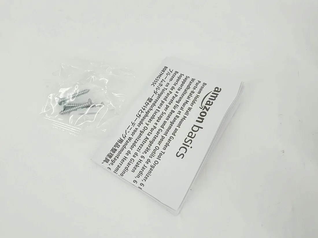 amazon-basics-prostokatny-uchwyt-na-miotly