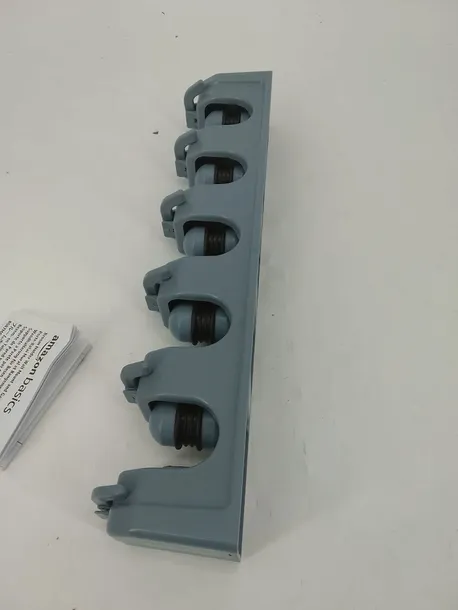 amazon-basics-prostokatny-uchwyt-na-miotly-material-plastik