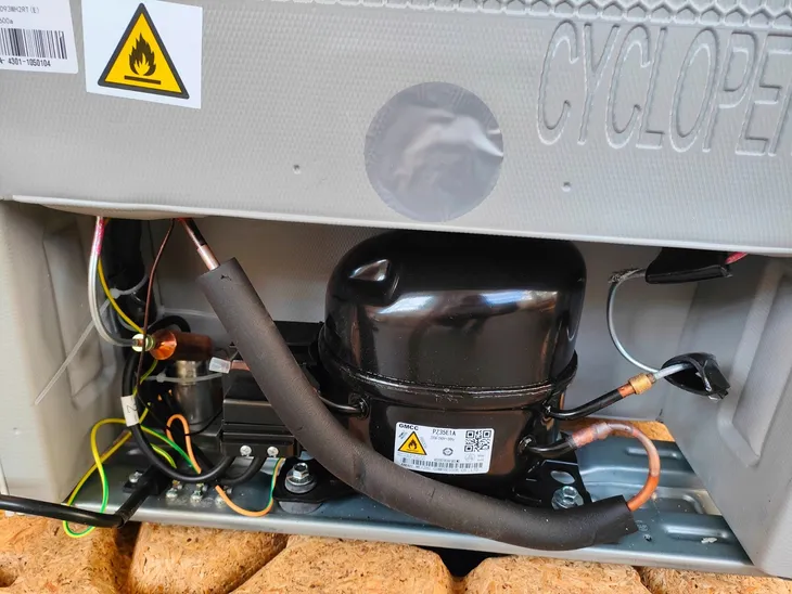 comfee-rcd93wh2rt-e-mala-lodowka-93-l-w-stylu-retro-material-obudowy-metal-tworzywo-sztuczne