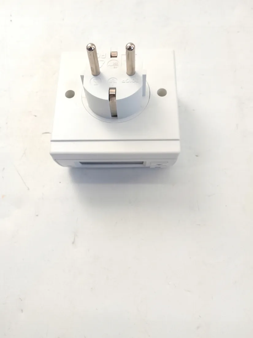 gniazdo-elektryczne-scienne-rev-bialy