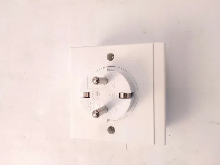 gniazdo-elektryczne-scienne-rev-bialy-kolor-bialy