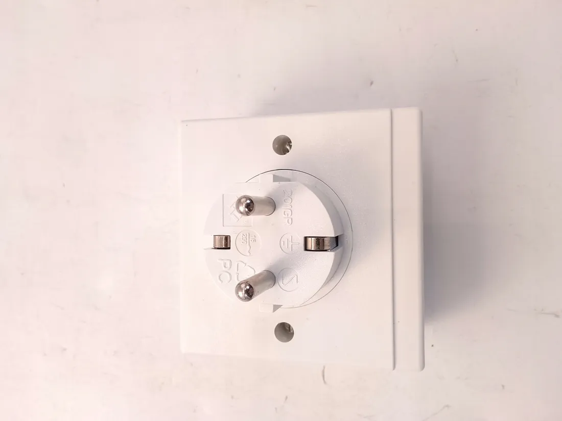 gniazdo-elektryczne-scienne-rev-bialy-stan-powystawowy