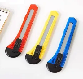 nozyk-noz-z-wysuwanym-ostrzem-18mm-do-tapet