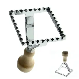 wykrawacz-do-robienia-pierogow-ravioli-domowych