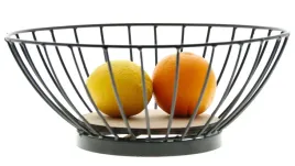 metalowy-koszyk-na-owoce-z-drewnianymi-detalami