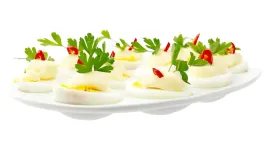 talerz-patera-biala-na-jajka-elegancja-na-stole