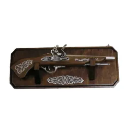 dawny-pistolet-skalkowy-na-drewnianej-zawieszce-warg-1