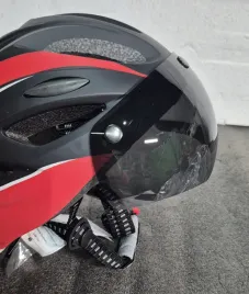 kask-rowerowy-wzmocniony-z-magnetycznymi-googlamiswiatlo-czerwone