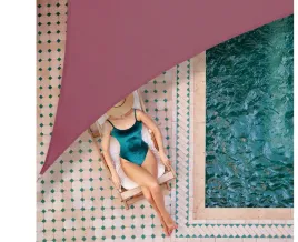 bordowy-trojkatny-zagiel-sloneczny-4-x-4-metry