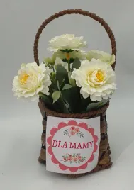 kwiaty-sztuczne-w-koszyku-dla-mamy