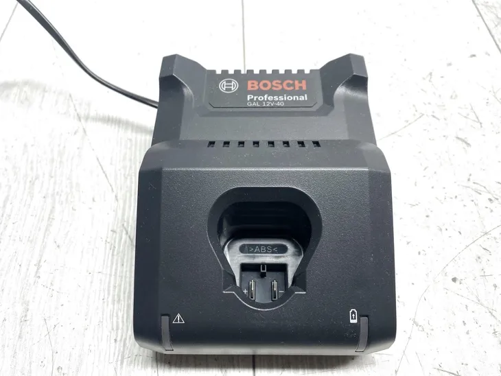 ladowarka-do-akumulatorow-bosch-gal-12v-40-certyfikat-ce