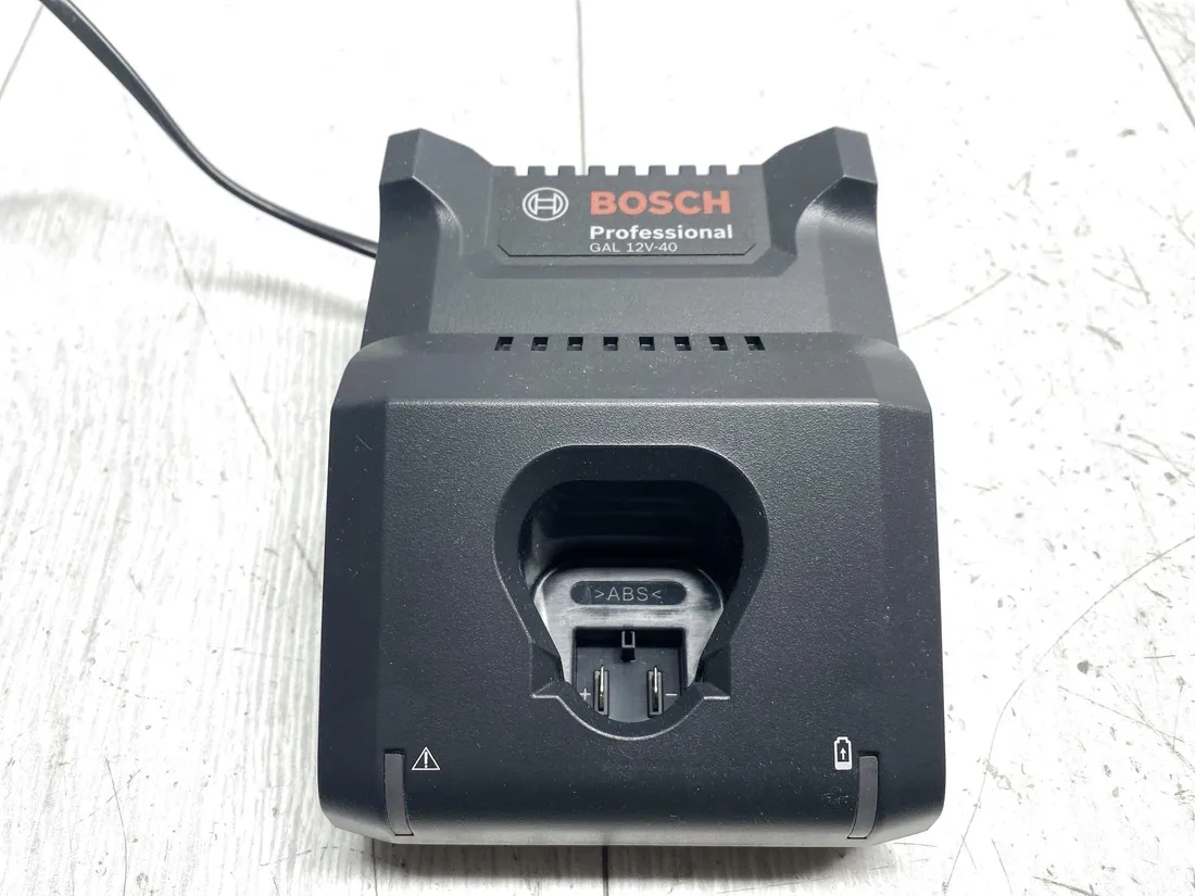 ladowarka-do-akumulatorow-bosch-gal-12v-40-stan-powystawowy