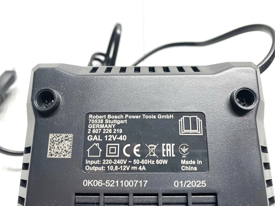 ladowarka-do-akumulatorow-bosch-gal-12v-40-stan-powystawowy