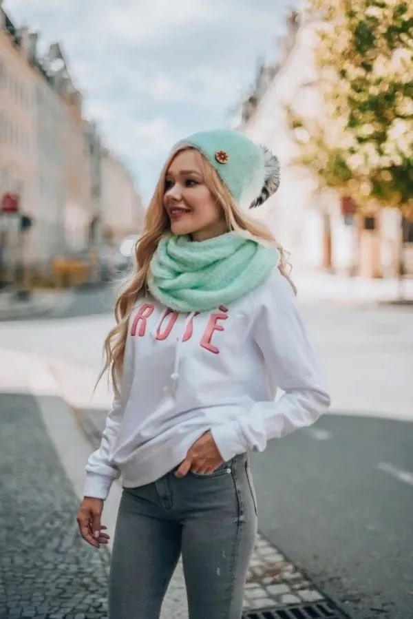 zimowa-ciepla-czapka-woolk-adele-mocher-pompon-stan-nowy