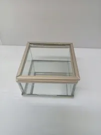 szklane-pudelko-ze-zlotymi-rantami