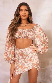 b4d023-brazowy-top-w-biale-kwiaty-z-dlugim-rekawem-prettylittlething-xl