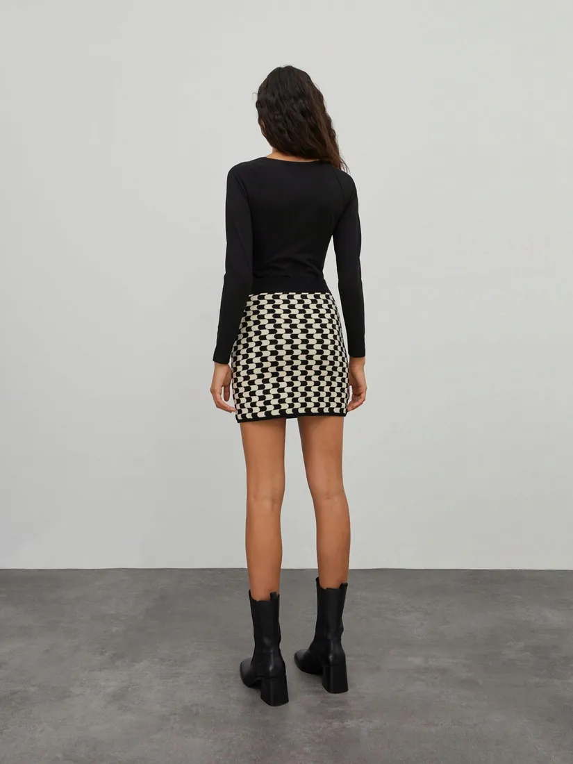 c8c104-czarne-body-emory-edited-xl