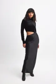 czarna-dluga-sukienka-z-wycieciem-na-kd-xs