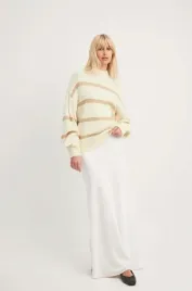 bialo-bezowy-dziergany-sweter-w-paski-z-wysokim-kolnierzem-na-kd-xs