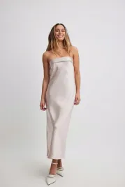 kremowa-satynowa-sukienka-z-marszczeniami-na-kd-xl