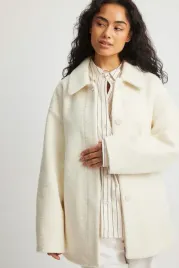 biala-kurtka-strukturalna-z-paskiem-na-kd-s