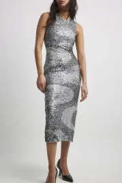 srebrna-damska-sukienka-midi-z-blyszczacymi-cekinami-z-rozcieciem-na-kd-l