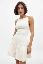 jasno-bezowa-sukienka-z-odkrytymi-plecami-i-falbanka-na-kd-s