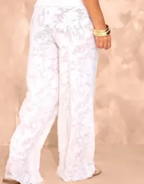 biale-spodnie-z-szeroka-nogawka-prettylittlething-s