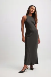 czarna-satynowa-sukienka-maxi-na-kd-xs