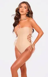 bezowy-jednoczesciowy-stroj-kapielowy-prettylittlething-m