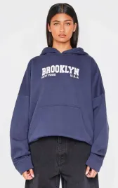 granatowa-damska-bluza-z-kapturem-z-printem-na-przodzie-prettylittlething-m