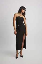 czarna-sukienka-damska-bez-ramiaczek-z-rozcieciem-z-przodu-na-kd-s