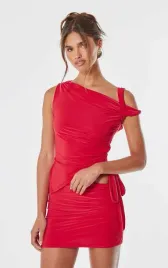 czerwony-asymetryczny-top-prettylittlething-m