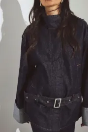 niebieska-kurtka-jeansowa-z-wysokim-kolnierzem-i-paskiem-na-kd-l