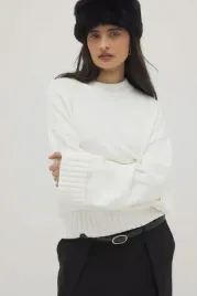 kremowy-sweter-z-podwijanymi-rekawami-na-kd-m