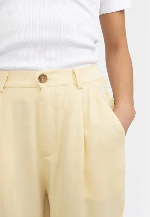 zolte-spodnie-ankel-esme-studios-s-stan-nowy