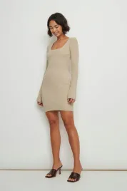 bezowa-sukienka-dzianinowa-z-dlugim-rekawem-i-dekoldem-na-kd-s