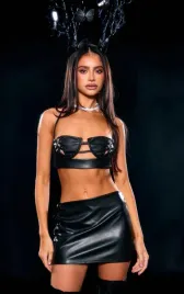 czarny-krotki-top-damski-z-imitacji-skory-petite-prettylittlething-30