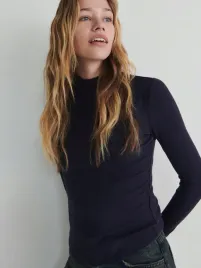 niebieska-bluzka-z-blyszczacej-dzianiny-reserved-xs