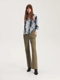 zielone-spodnie-flare-z-mankietami-reserved-s