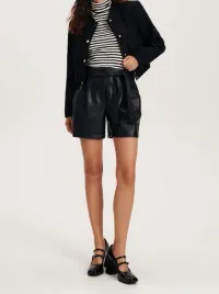 czarne-szorty-z-imitacji-skory-z-paskiem-reserved-xs