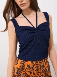 granatowy-krotki-top-z-ozdobnym-wiazaniem-na-szyi-mohito-s