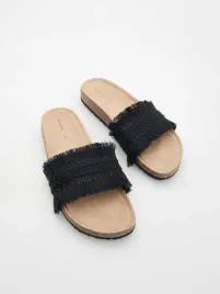 czarne-klapki-z-plaska-podeszwa-reserved-36