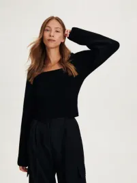 czarny-sweter-z-kwadratowym-dekoltem-reserved-m